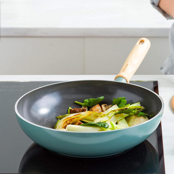 GreenPan Mayflower Sartén Wok Cerámica Antiadherente 28 cm/3,7 Litros, Mango de Madera Vintage, Sin PFAS, Inducción, Azul Ahumado