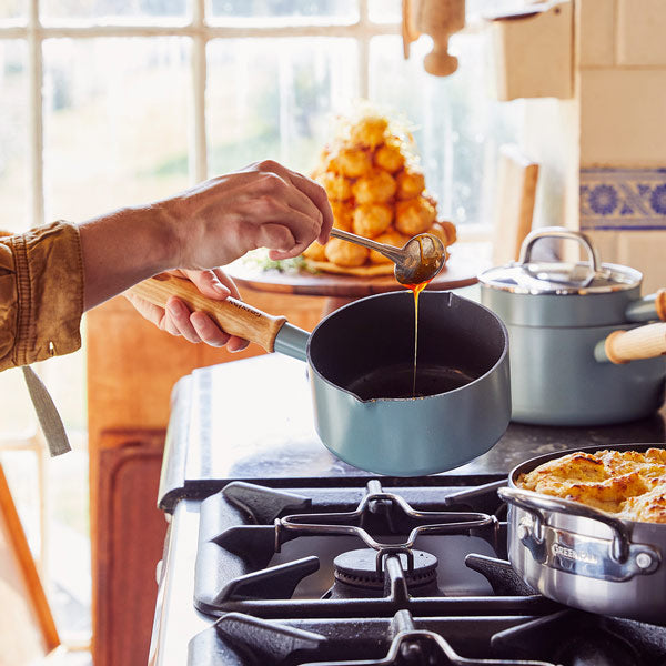 GreenPan Mayflower Cacerola de Cerámica Saludable Antiadherente de 16 cm, Mango de Madera Vintage, Sin PFAS, Inducción, Azul Ahumado